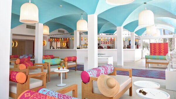 Tables et chaises dans un restaurant vue mer