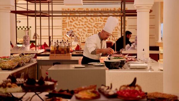 Tables et chaises dans un restaurant vue mer