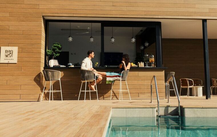 Femme qui sert un café Club Med Punta Cana