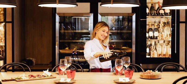 Femme avec un cocktail à la main