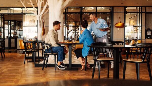 Tables et chaises dans un restaurant vue mer