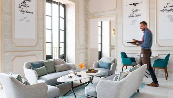 Chaises et tables avec vue sur mer