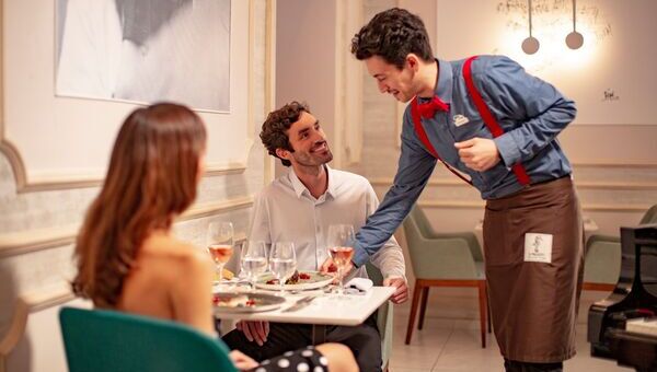 Tables et chaises dans un restaurant vue mer
