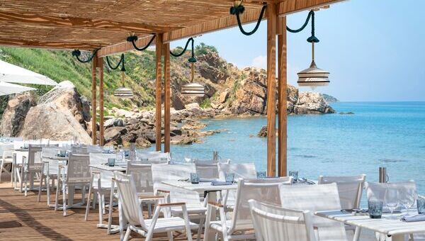 Couple, cocktail à la main en bord de mer