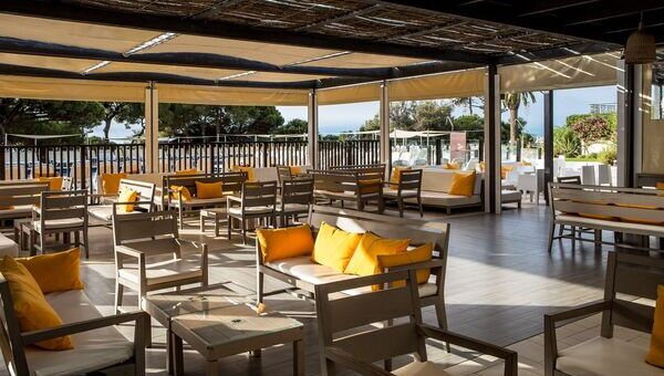 Femme qui sert un café Club Med Punta Cana