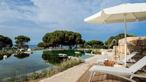 Chaises et tables avec vue sur mer