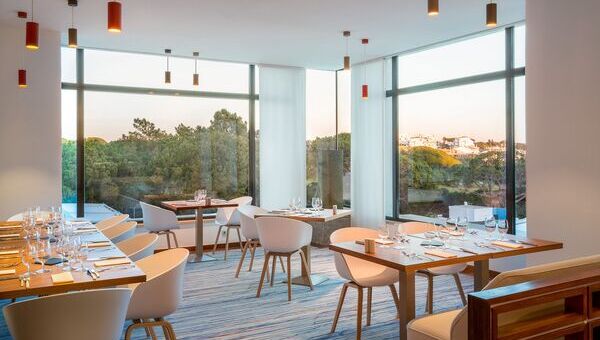 Tables et chaises dans un restaurant vue mer