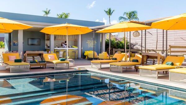 Tables et chaises dans un restaurant vue mer