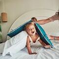 Bébé qui dort dans son lit