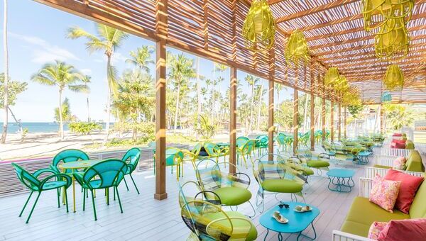 Tables et chaises dans un restaurant vue mer