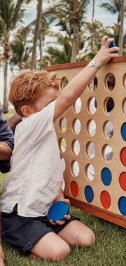 Adulte et enfant jouant au jenga