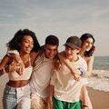 Groupe d'ados qui marchent sur la plage