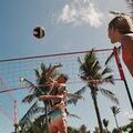 Ados qui jouent au Volley sur la plage avec palmiers