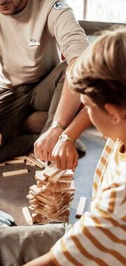 Adulte et enfant jouant au jenga