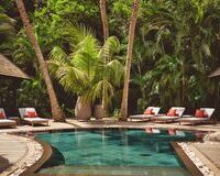 Resort Club Med Seychelles piscine avec transats