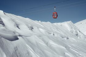Télécabine à la neige
