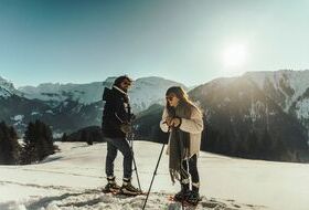 Couple avec skis à la neige