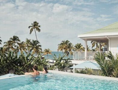 2 femmes sur le bord d'une piscine avec vue sur mer