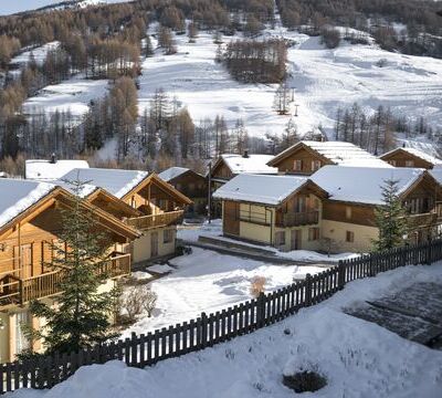 Vallée enneigée avec chalets au Club Med Pragelato
