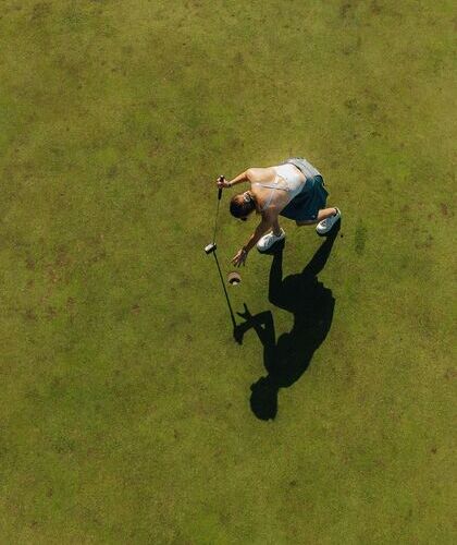 maison à Santorin avec fleurs roses