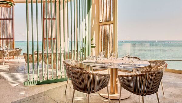 Tables et chaises dans un restaurant vue mer