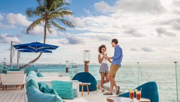 Couple, cocktail à la main en bord de mer