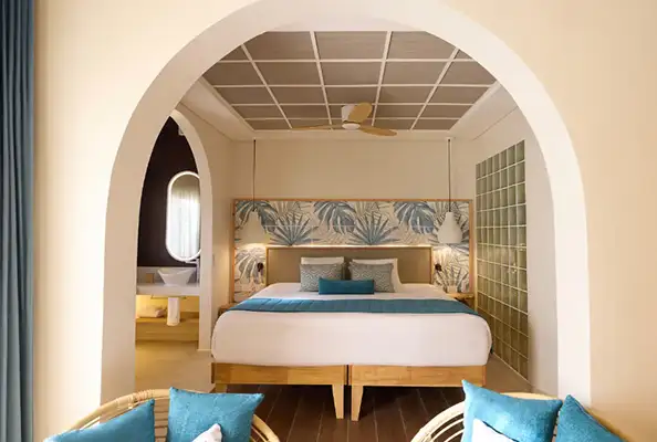 Femme sur une pirogue