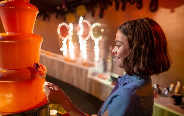 Femme avec un cocktail à la main