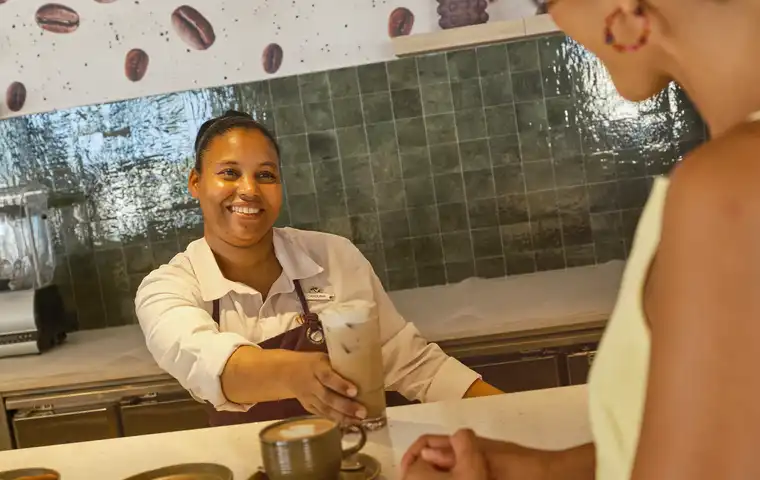 Femme qui sert un café Club Med Punta Cana