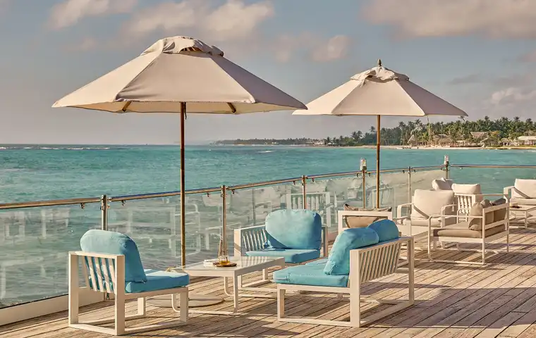 Chaises et tables avec vue sur mer