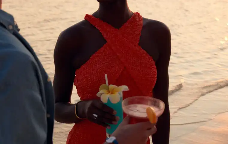 Femme avec un cocktail à la main