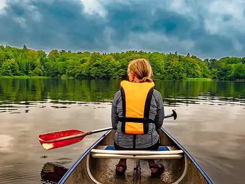 Femme dans un kayak sur un lac