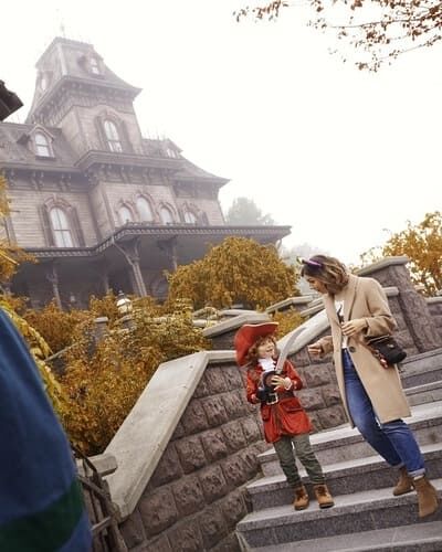 Mère et fils devant Phantom Manor à Disneyland