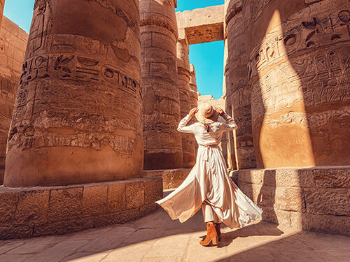 Femme de dos dans un temple