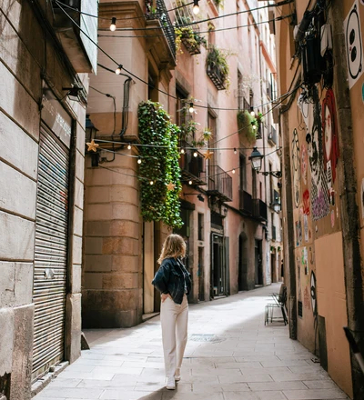 Femme dans une rue à Barcelone