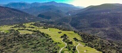 Golf avec vue sur les montagne en Crète