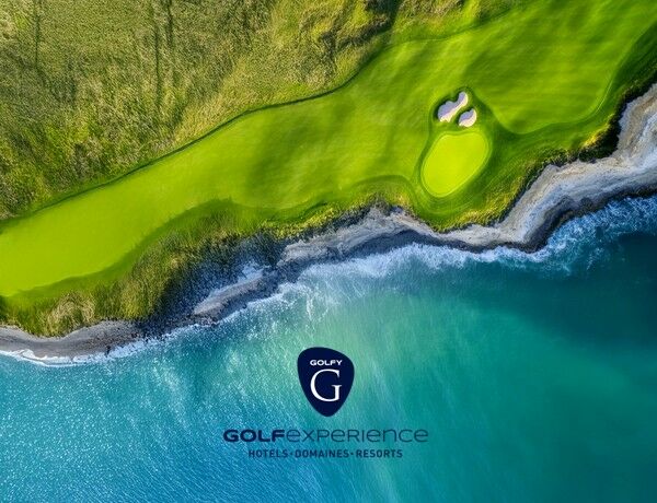 Vue aérienne de golf au bord de la mer