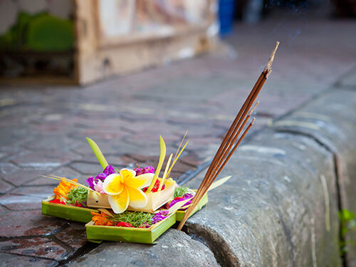 Offrande avec encens et fleurs