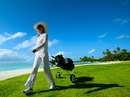 Joueuse de golf avec son caddie