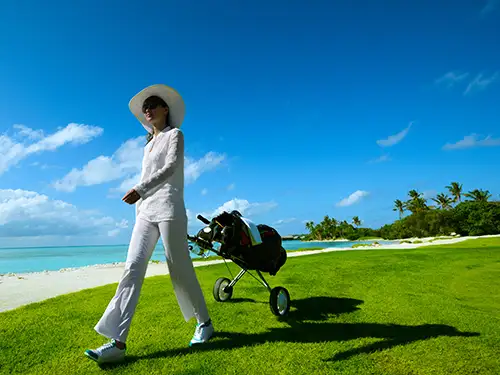 Joueuse de golf avec son caddie