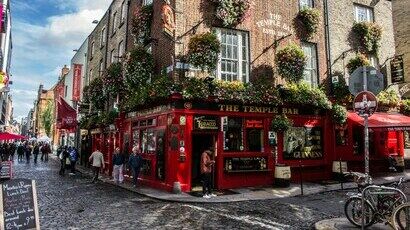 Façade rouge d'un bar typique à DUblin
