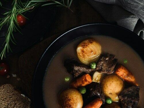 Plat Irish Stew avec viande, pommes de terre et carottes