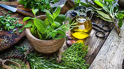 Basilic et huile d'olive sur une table en bois