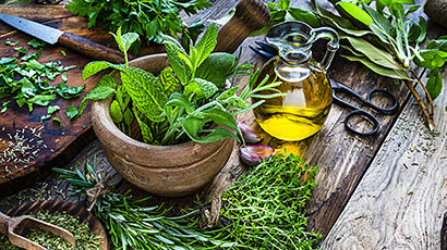 Basilic et huile d'olive sur une table en bois