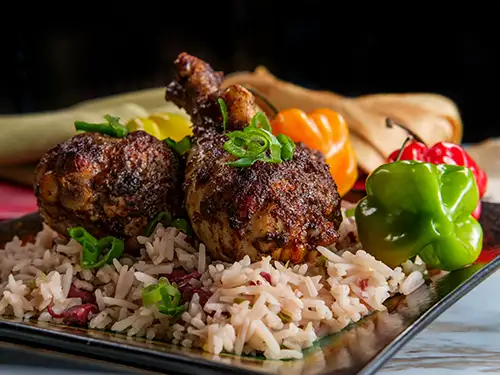 Assiette avec poulet, riz et piments