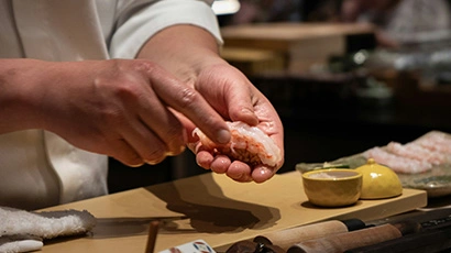 Chef qui prépare un sushi