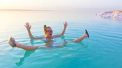Femme qui flotte dans la Mer Morte
