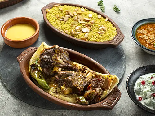 Plats avec viande et riz safrané