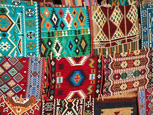 Tapis colorés et à motifs étendus