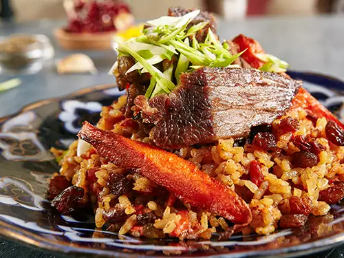 Assiette avec riz sauté, carottes et viande